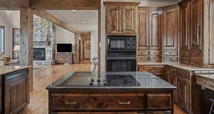 Top of the World! Luxury Only Minutes from Town! Hike From the front Door! Views