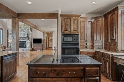 Top of the World! Luxury Only Minutes from Town! Hike From the front Door! Views