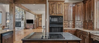 Top of the World! Luxury Only Minutes from Town! Hike From the front Door! Views