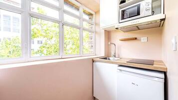 Fridge, microwave, stovetop, coffee/tea maker