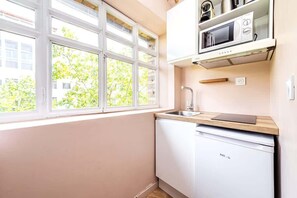 Geladeira, micro-ondas, cooktop, cafeteira/chaleira