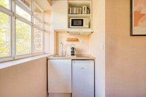 Coffee/tea maker, fridge, microwave, stovetop