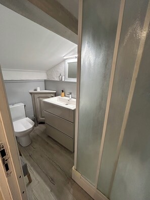 Dusche, Handtücher, Toilettenpapier