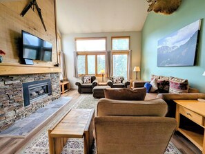 Smart-TV, Kamin, Stereoanlage