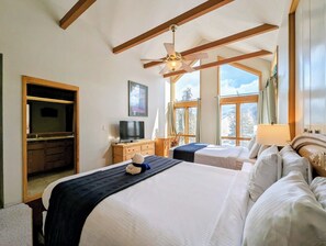 2 bedrooms, desk, iron/ironing board, WiFi - Keystone Escape | Fireplace, Pool, Shuttle (Keystone)