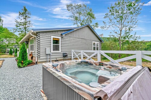 New Luxurious Mountain Escape with Spa & Views