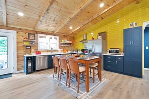 Four à micro-ondes, un four, surface de cuisson, lave-vaisselle