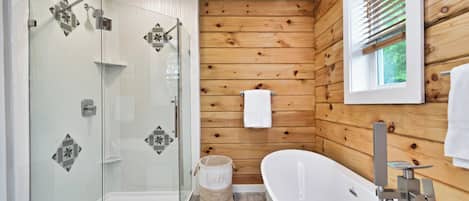 Haartrockner, Bidet, Handtücher, Seife