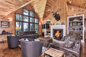 Smart TV y chimenea 