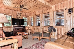 TV connectée, lecteur de DVD, livres, vidéothèque