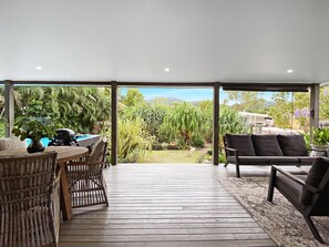 Outdoor dining - White Pandanus (Horseshoe Bay)