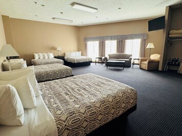 4 Queen Beds + Pull Out Sofa