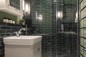 Apartment (2 Bedrooms) | Bathroom | Shower, hair dryer, towels, shampoo