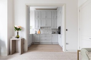 Apartamento (2 Bedrooms) | Cozinha privada | Lava-louças, cafeteira/chaleira, chaleira elétrica