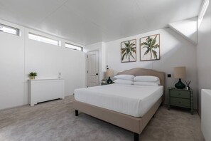 Apartment (2 Bedrooms) | 2 bedrooms, iron/ironing board, cots/infant beds, bed sheets - Cheyne Walk Houseboat by Onefinestay (London)