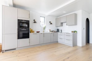 Apartment (2 Bedrooms) | Private kitchen | Microwave, dishwasher, coffee/tea maker, electric kettle