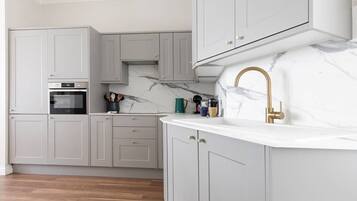 Apartment (2 Bedrooms) | Private kitchen | Microwave, dishwasher, coffee/tea maker, electric kettle