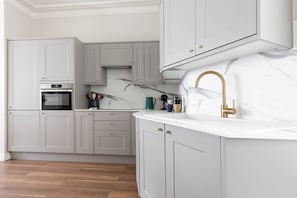 Apartment (2 Bedrooms) | Private kitchen | Microwave, dishwasher, coffee/tea maker, electric kettle