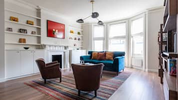 Apartment (2 Bedrooms) | Living area | TV