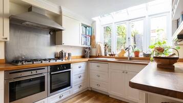 Apartment (4 Bedrooms) | Private kitchen | Microwave, dishwasher, coffee/tea maker, electric kettle