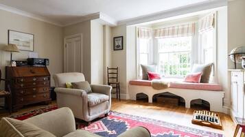 Lejlighed (4 Bedrooms) | Opholdsområde | Tv