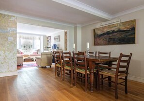 Leilighet (4 Bedrooms) | Oppholdsområde | TV