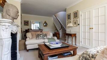 Apartment (4 Bedrooms) | Ruang tamu | TV