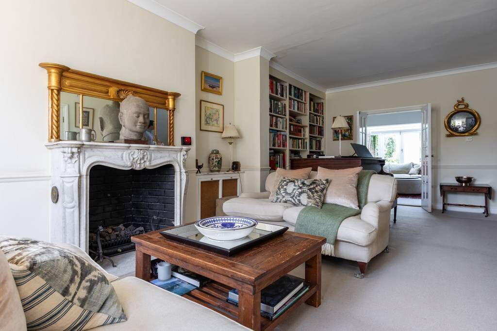 Apartment (4 Bedrooms) | Living area | TV