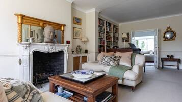 Leilighet (4 Bedrooms) | Oppholdsområde | TV