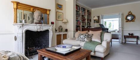 Apartment (4 Bedrooms) | Living area | TV