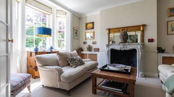 Apartment (4 Bedrooms) | Ruang tamu | TV