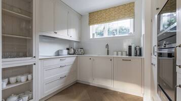 Apartamento (2 Bedrooms) | Cocina privada | Microondas, lavavajillas, cafetera o tetera y hervidor eléctrico