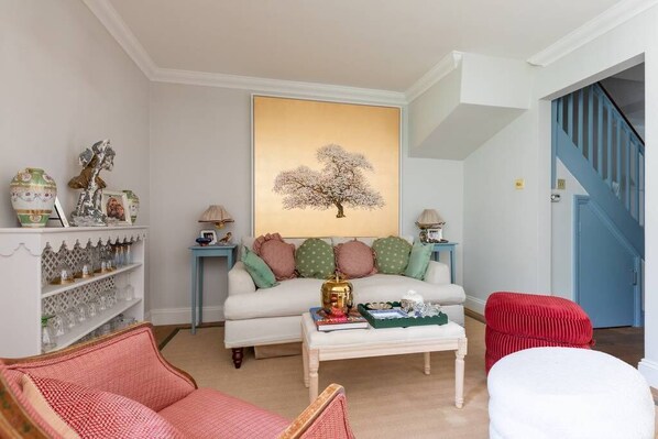 Apartment (3 Bedrooms) | Living area | TV