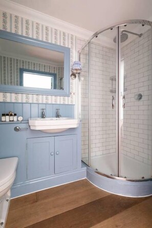 Apartment (3 Bedrooms) | Bathroom | Combined shower/tub, hair dryer, towels, shampoo