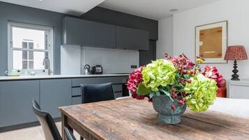 Apartment (2 Bedrooms) | Eigene Küche | Geschirrspüler, Wasserkocher mit Kaffee-/Teezubehör, Wasserkocher