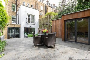 รับประทานอาหารกลางแจ้ง