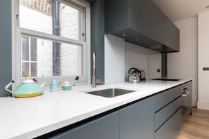 Appartement (2 Bedrooms) | Cuisine privée | Lave-vaisselle, cafetière/bouilloire, bouilloire électrique