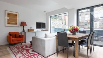 Departamento (2 Bedrooms) | Área de sala de estar | Televisión