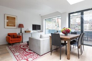 อพาร์ทเมนท์ (2 Bedrooms) | บริเวณนั่งเล่น | ทีวี