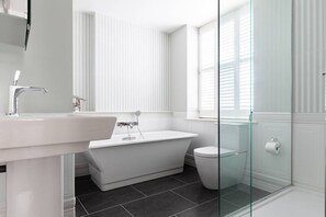 Apartment (2 Bedrooms) | Bathroom | Hair dryer, towels, shampoo, toilet paper