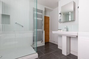 Appartement (2 Bedrooms) | Salle de bain | Séchoir à cheveux, serviettes fournies, shampooing, papier de toilette