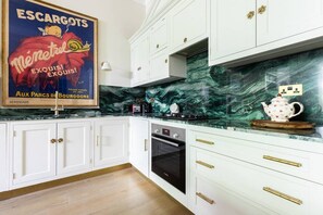 Appartement (2 Bedrooms) | Privékeuken | Een microgolfoven, een vaatwasser, een koffiezetapparaat/waterkoker