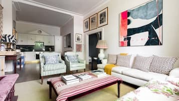 Apartament (2 Bedrooms) | Sala d'estar | Televisor