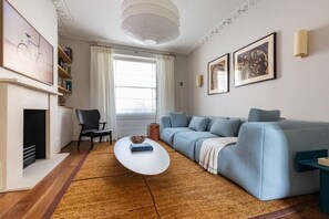 Apartment (4 Bedrooms) | Living area