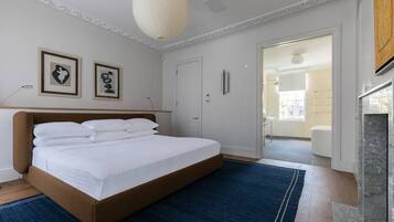 Apartment (4 Bedrooms) | 4 bedrooms, iron/ironing board, bed sheets