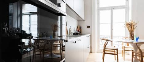 Apartment (2 Bedrooms) | Private kitchen | Microwave, dishwasher, coffee/tea maker, electric kettle