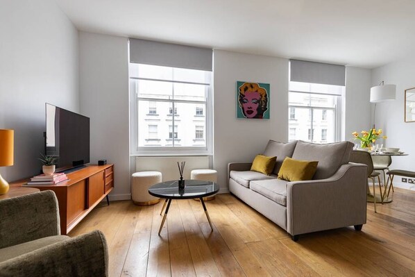 Apartment (1 Bedroom) | Wohnbereich | Fernseher