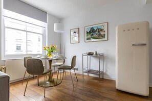 Apartment (1 Bedroom) | Esszimmer