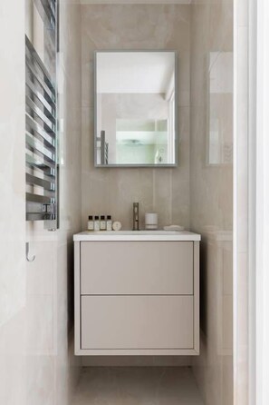 Apartment (1 Bedroom) | Badezimmer | Dusche, Haartrockner, Handtücher, Toilettenpapier