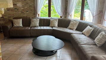 Una televisión, una chimenea